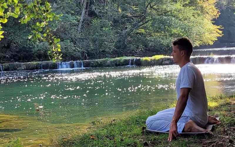 joga_meditacija_v_naravi